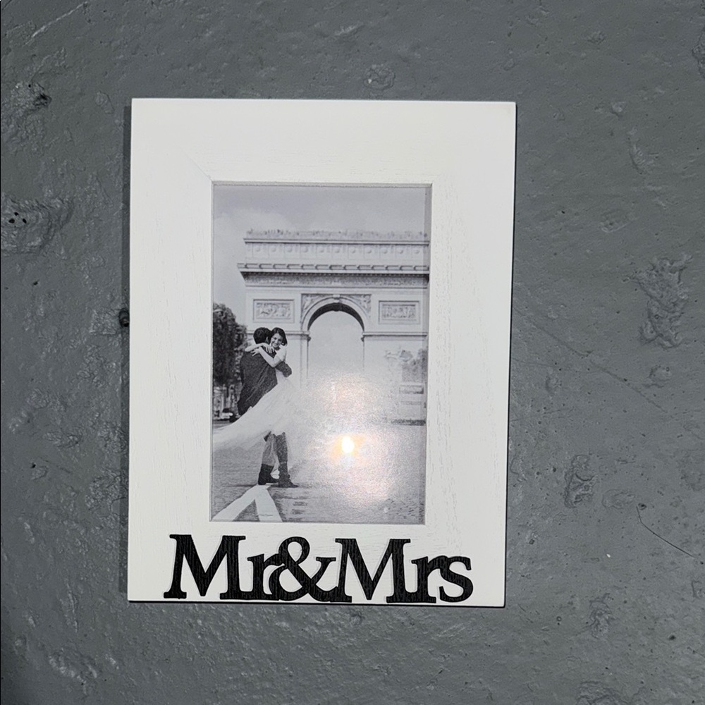 White 'Mr & Mrs' Photo Frame